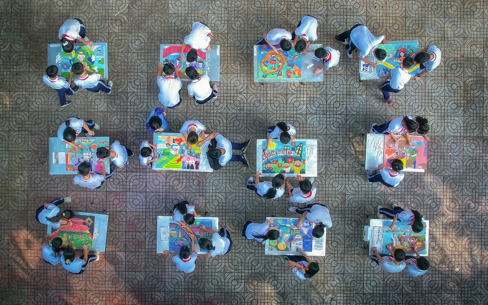 THÀNH PHỐ VƯƠN MÌNH TRONG ÁNH MẮT TRẺ THƠ_NGÔ TIẾN THỊNH.jpg