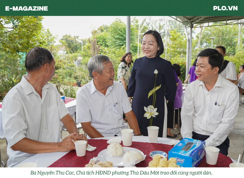 Bà Nguyễn Thu Cúc, Chủ tịch HĐND phường Thủ Dầu Một trao đổi cùng người dân.png