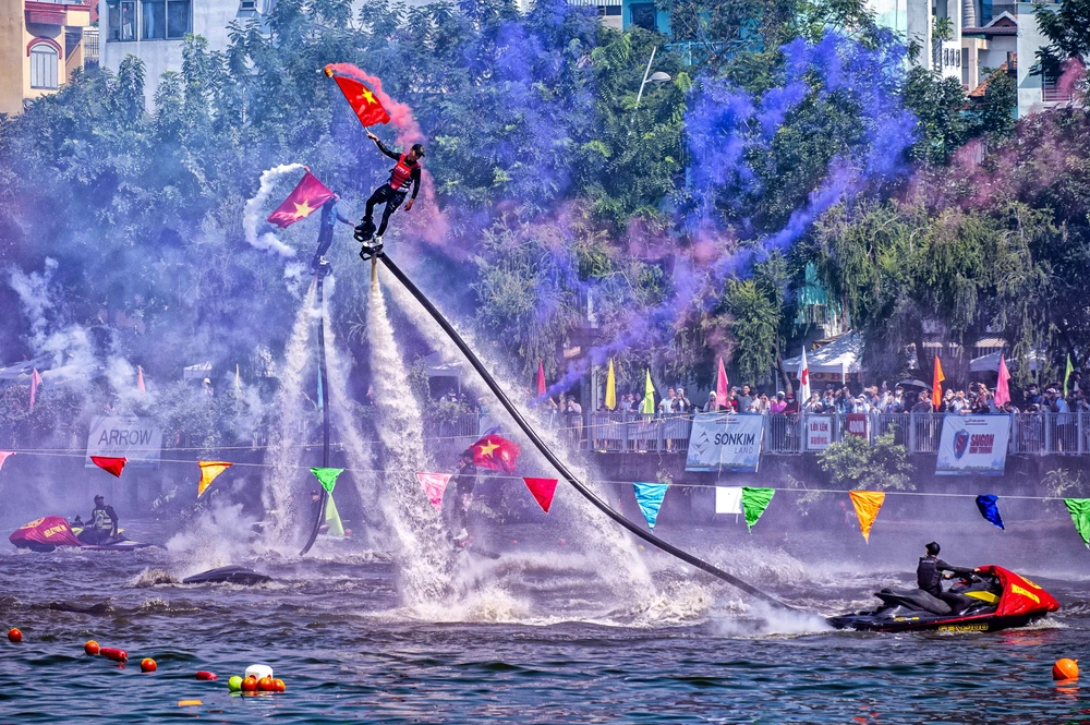 biểu diễn Flyboard - Đỗ Trọng Hoài Ân.jpg
