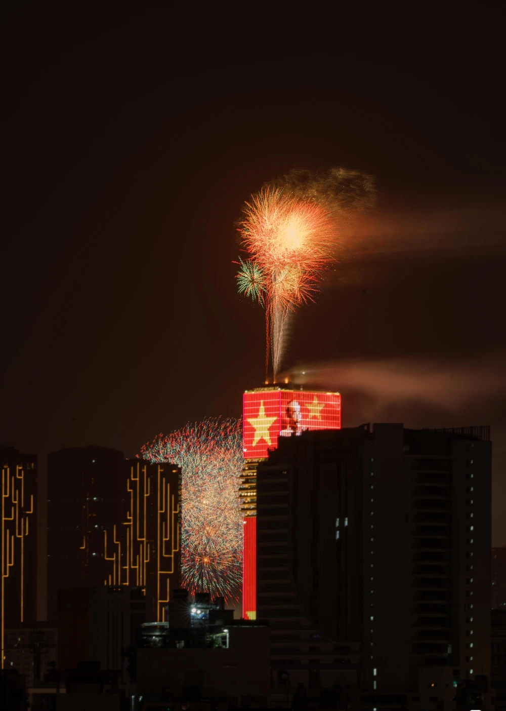 Pháo hoa góc nhìn từ xa thành phố- Đồng hạnh phúc.jpg