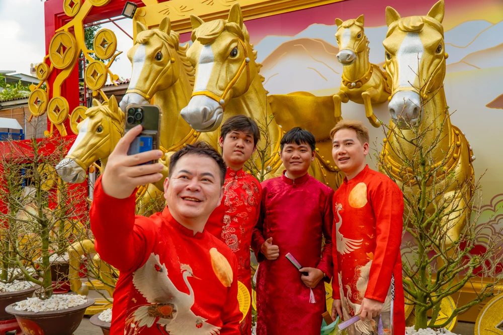 CHECK-IN CÙNG GIA ĐÌNH NGỰA_NGUYỄN HỒNG PHONG.jpg