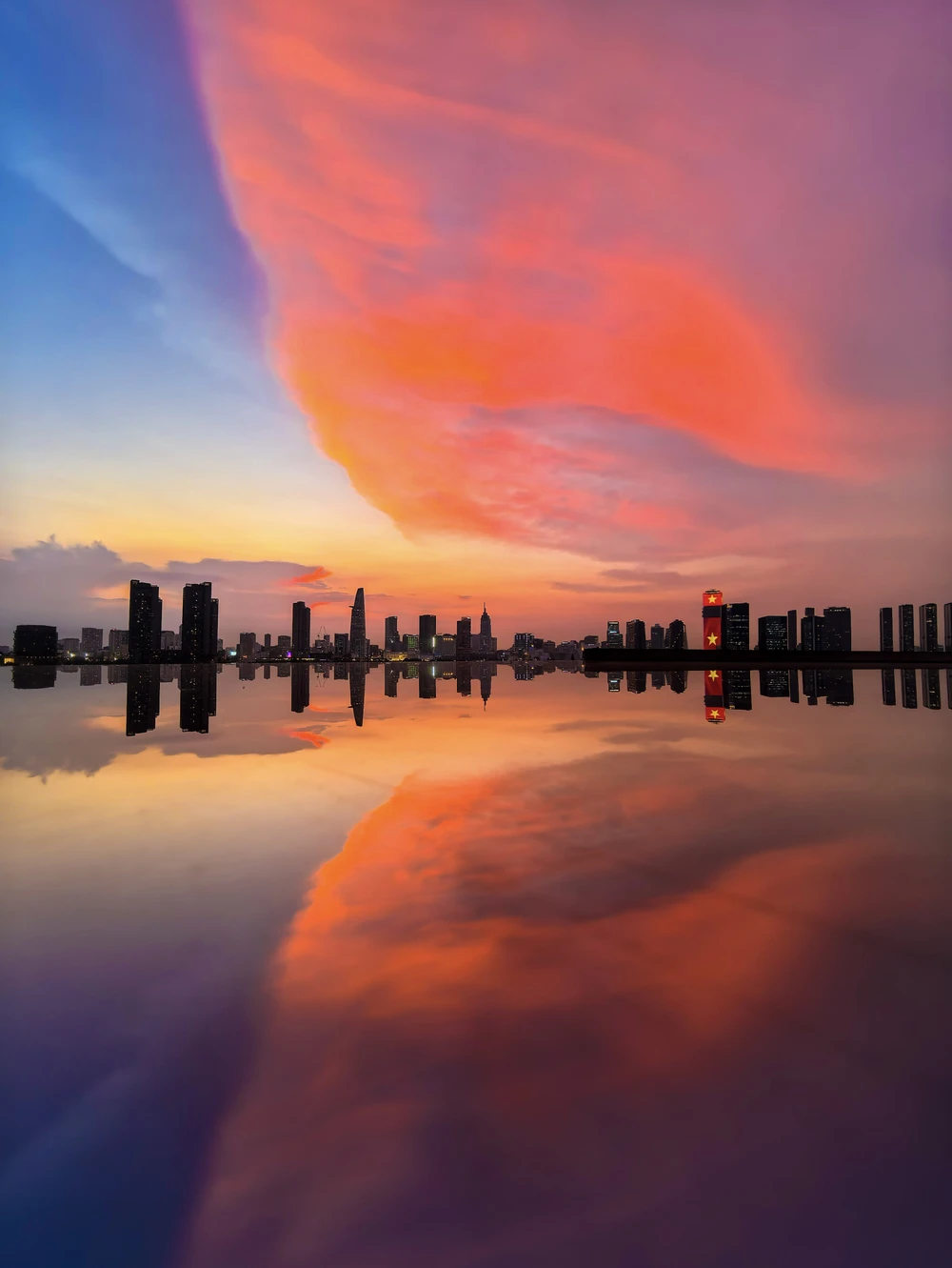 GIAO THOA SẮC MÀU THÀNH PHỐ_TRẦN HÙNG PHƯƠNG.jpg