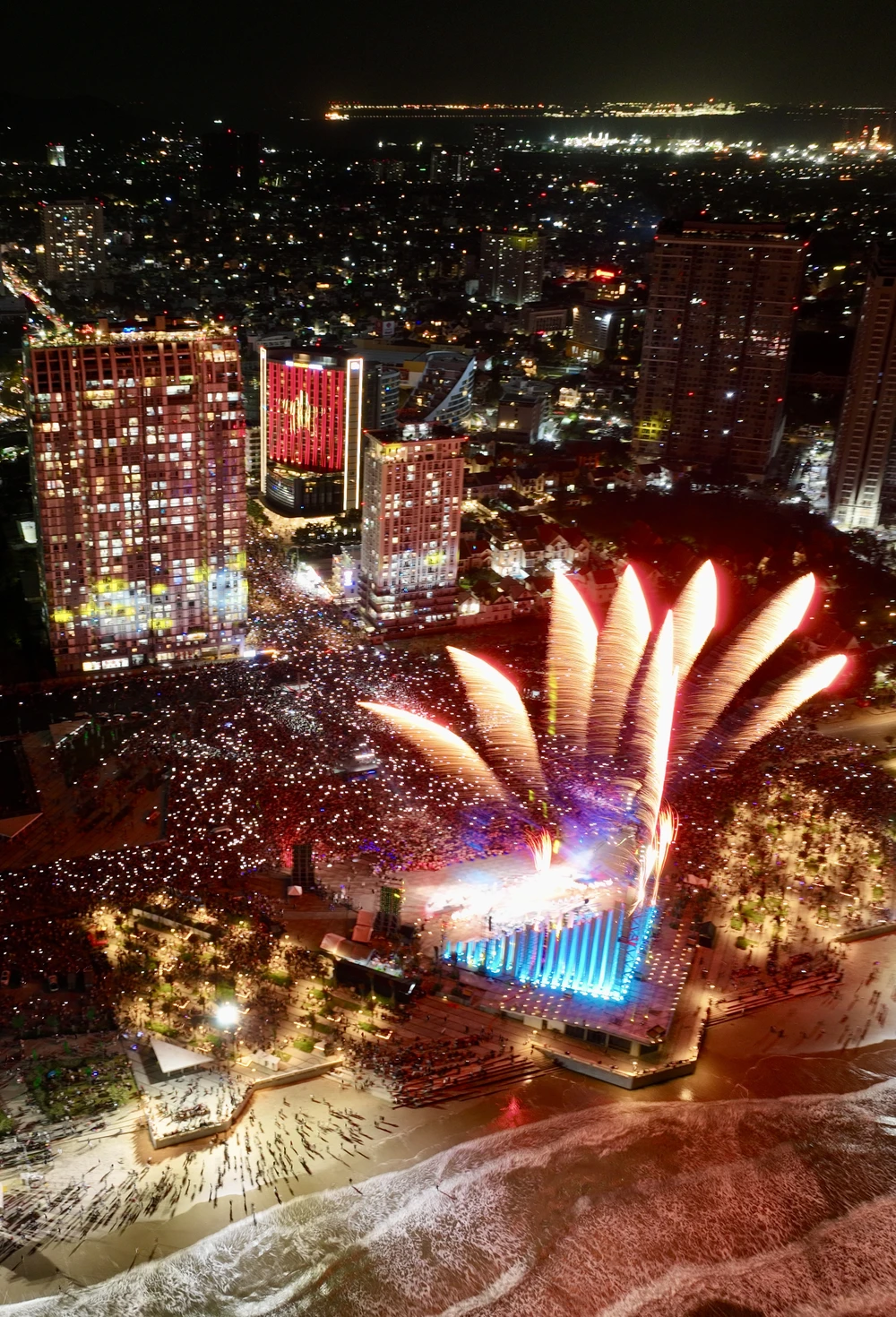 PHÁO HOA NĂM MỚI TRÊN BÃI BIỂN TP.HCM_TRẦN HÙNG PHƯƠNG.jpeg