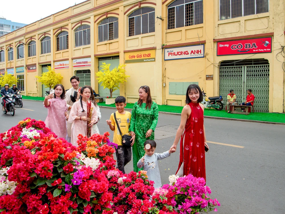 VUI BƯỚC CÙNG HOA_NGUYỄN THỊ THÚY HẰNG.jpg