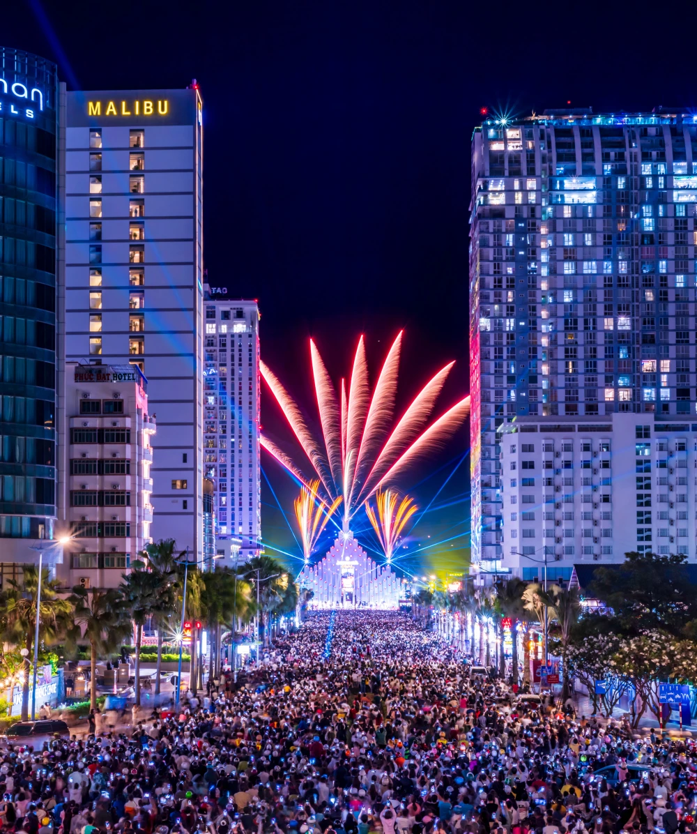 ĐÊM HUYỀN ẢO_TRẦN TUẤN ANH.jpg