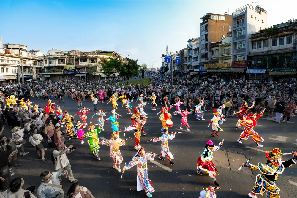 ĐOÀN ANH CA VŨ TRONG LỄ HỘI TẾT NGUYÊN TIÊU_LÊ HOÀNG MINH.jpg