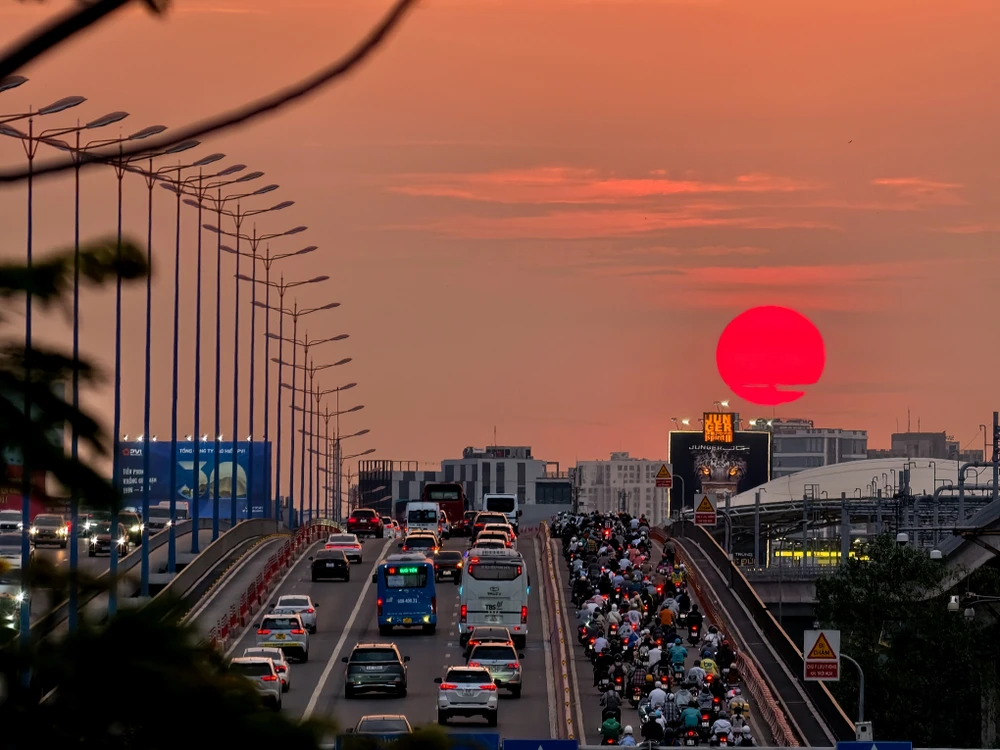 SẮC ĐỎ THÀNH PHỐ NGÀY VÀO GUỒNG_TRẦN HÙNG PHƯƠNG.jpg