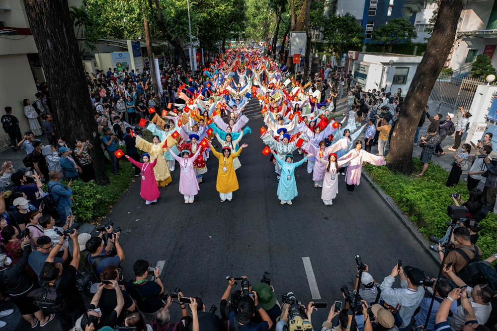 ĐỒNG DIỄN ÁO DÀI XƯA_LÊ HOÀNG MINH_GIẢI KK.jpg