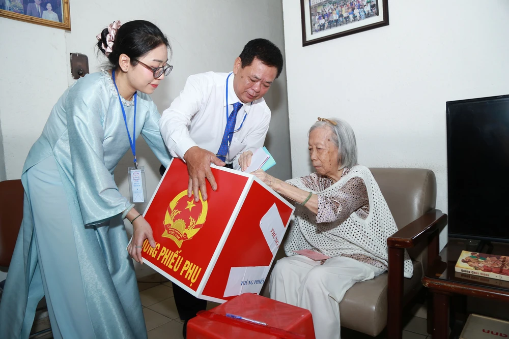 TP.HCM - MANG THÙNG PHIẾU ĐẾN TẬN NHÀ ĐỂ CỬ TRI 91 TUỔI BỎ PHIẾU_NGUYỄN MỸ KHÁNH.jpg