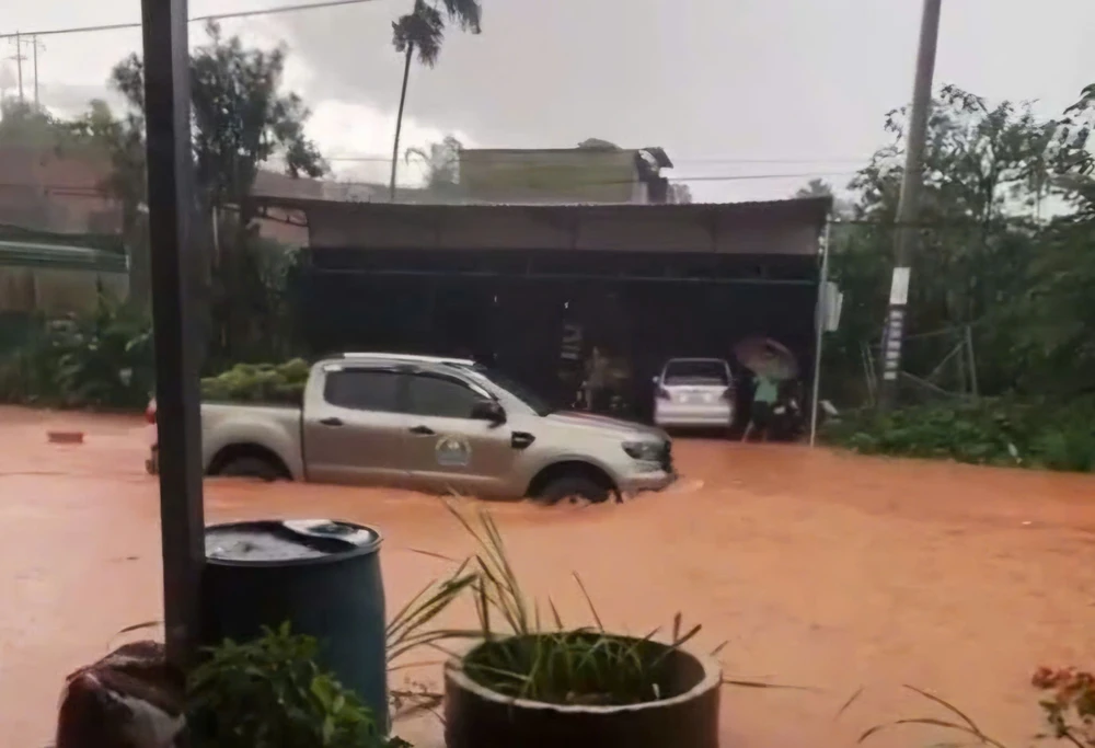 Quốc lộ 55 ngập.jpg