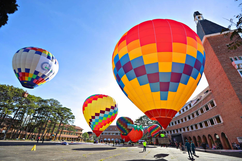 le hoi khinh khi cau.jpg