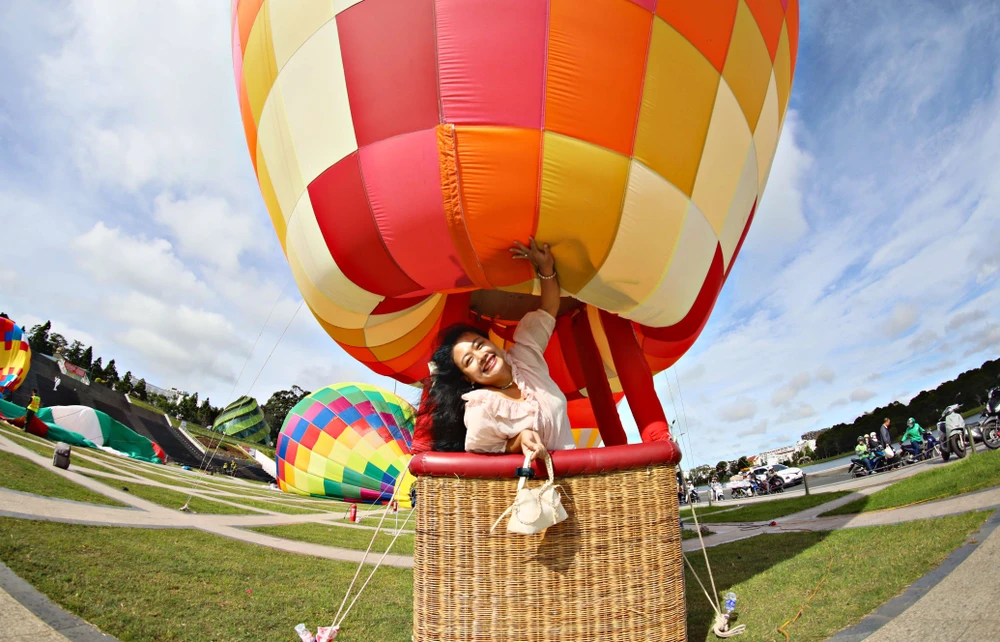 khinh khí cầu Đà Lạt rực rỡ.jpg