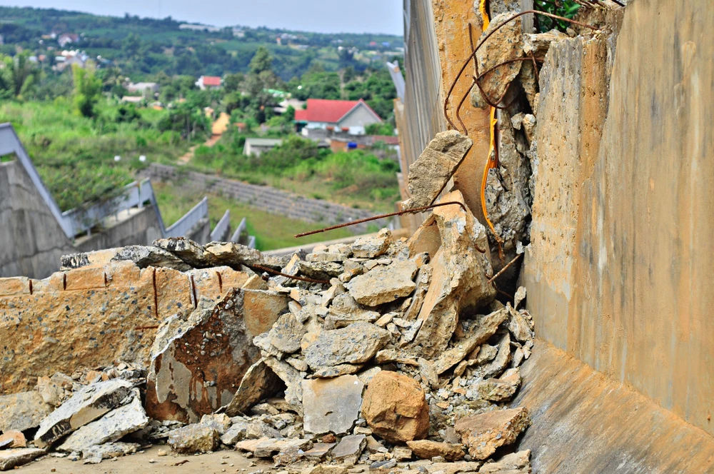 Công trình bị hư hại xuống cấp nhiều vị trí