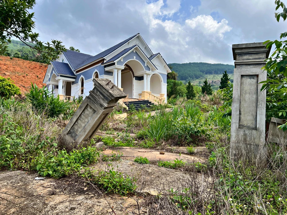 Nhiều nhà dân bị ảnh hượng nặng nề, phải di dời do sạt lún cạnh dự án hồ chứa nước Đông Thanh