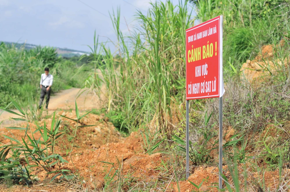 Các biển cảnh báo sạt lở được cắm nhiều khu vực hồ chức nước Đông Thanh