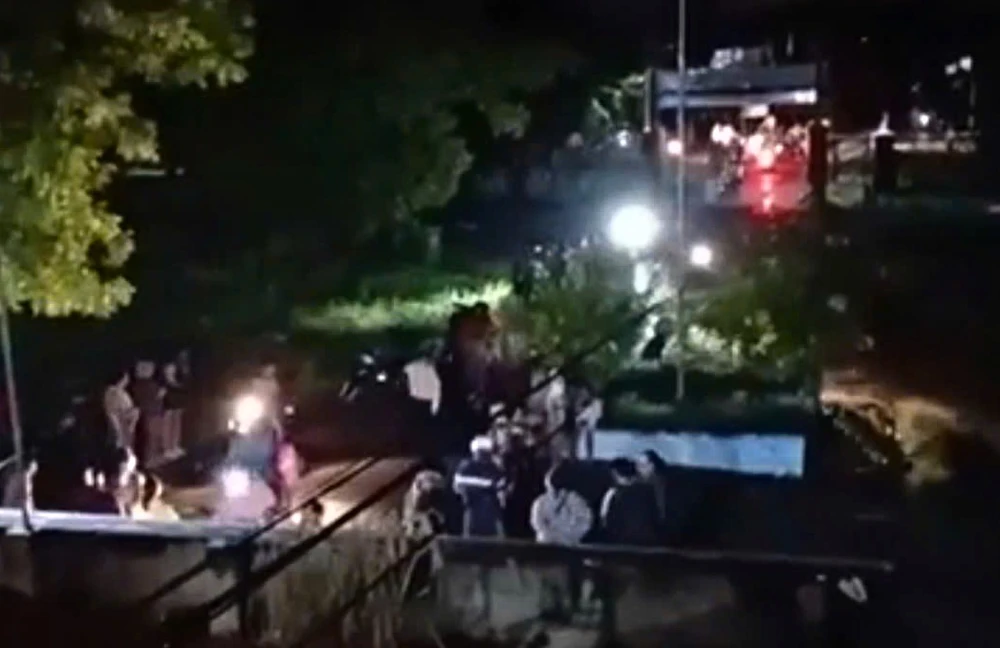 Người dân cùng đơn vị chức năng tìm 3 người bị nước cuốn mất tích. Ảnh: Người dân cung cấp