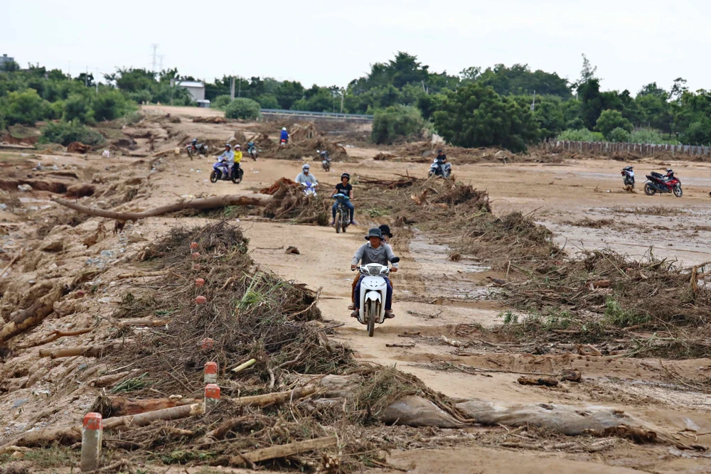 Tuy - phong - tan - hoang.jpg
