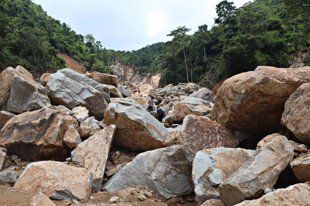 Sáng 3-11, PV PLO tiếp cận đỉnh núi Tân Lai, nơi bể hồ nước chứa 120.000m3 tống thẳng xuống khu dân cư thôn 2 xã Tuy Phong cách đó hơn 5km.