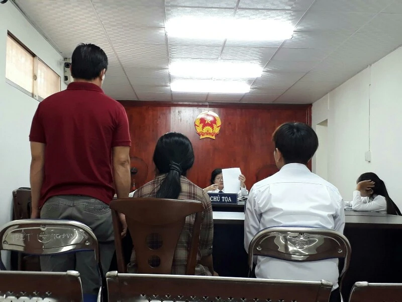 Trộm vàng của mẹ trốn đi ‘bụi’ bị 1 năm tù ảnh 1