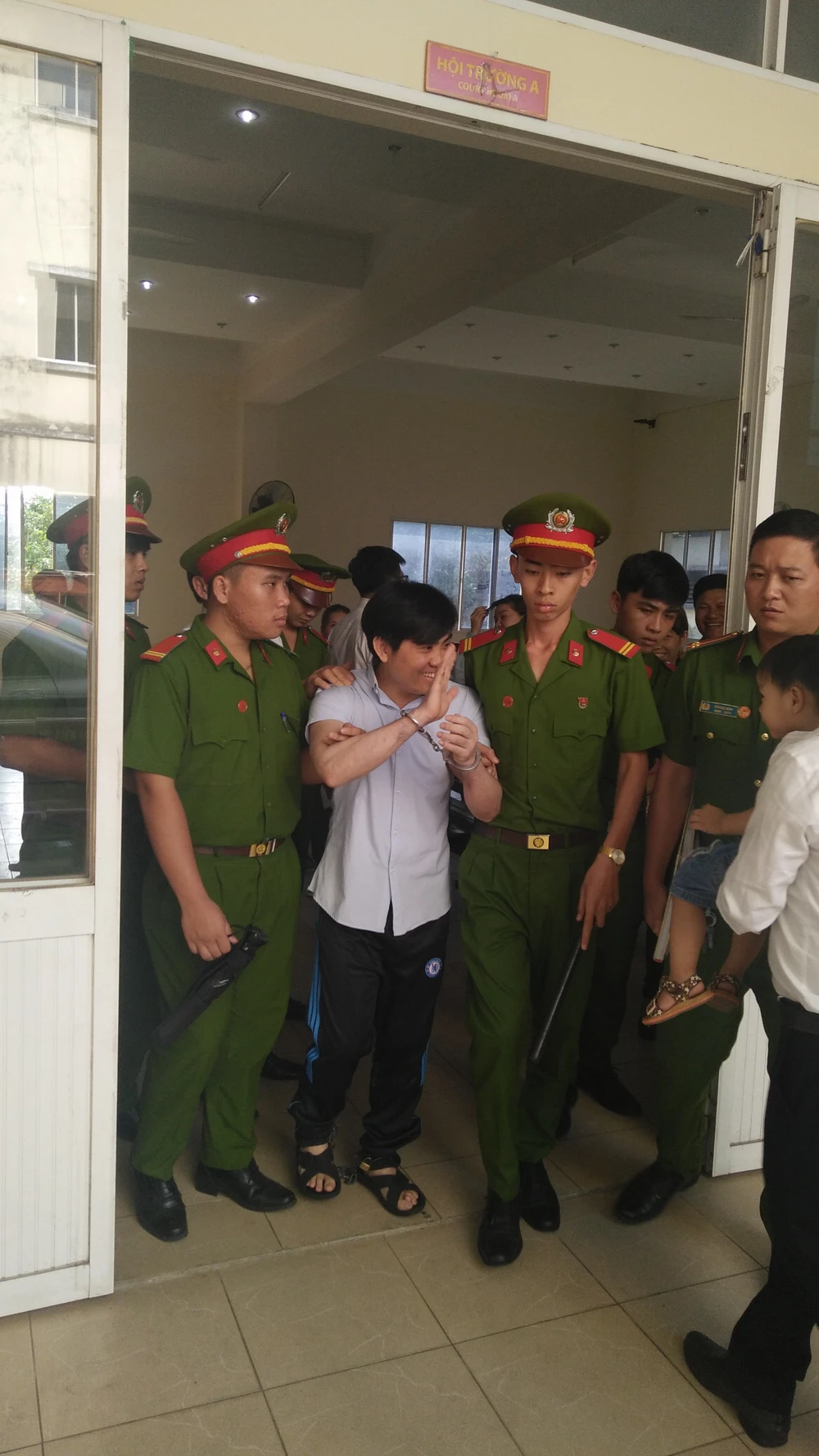 Hoãn xử vụ thiếu chứng cứ, khó kết tội giám đốc lừa đảo ảnh 1