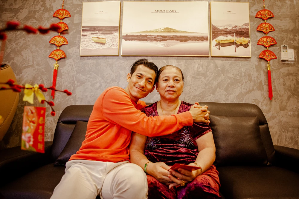 Liên Bỉnh Phát chụp ảnh cùng mẹ trong dịp Tết Nguyên đán.