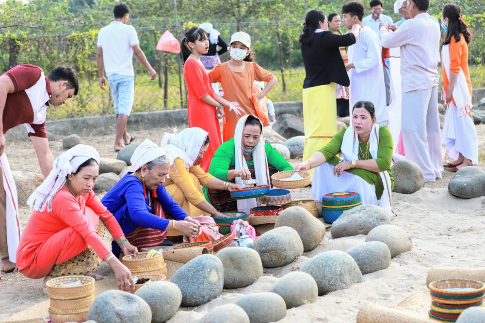 2. Làng Chăm Bàni Ninh Thuận rộn ràng Lễ hội Ramưwan.jpg