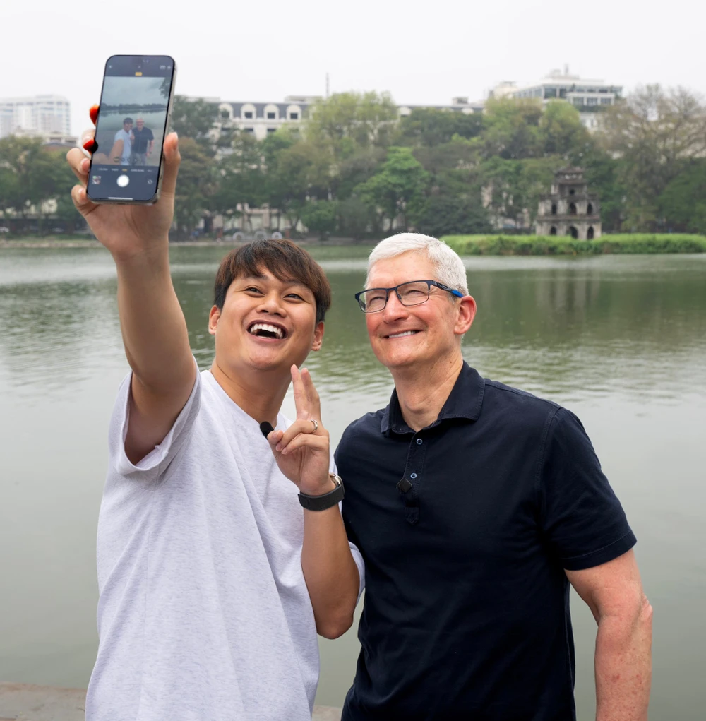 CEO Apple Tim Cook và KOL Duy Thẩm cùng selfie bằng sản phẩm Iphone 15 của Apple. Ảnh: NVCC