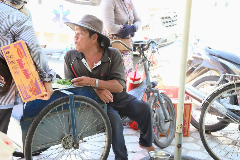 10. quan com nu cuoi..jpg