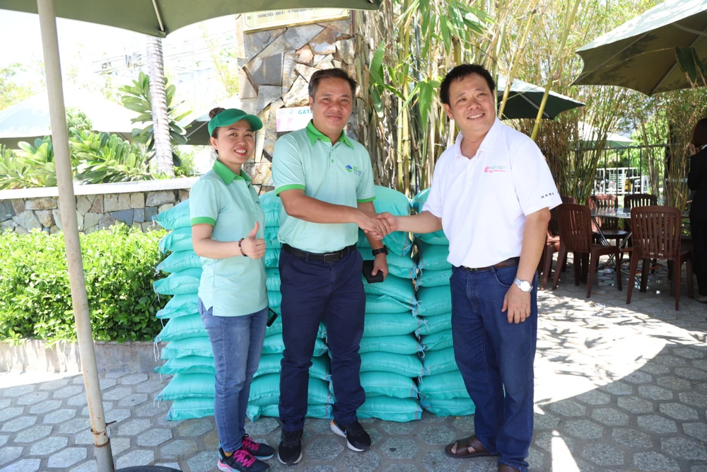 7. quan com nu cuoi..jpg