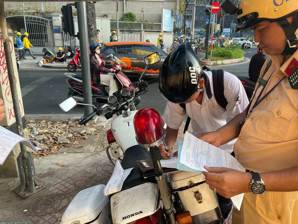 học sinh đi xe phân khối lớn 1.jpg