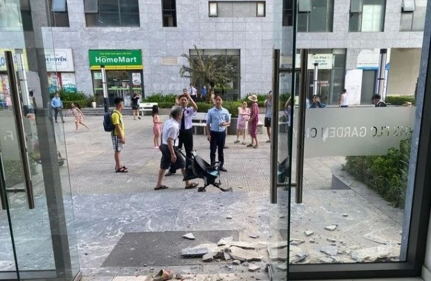 Bé trai 2 tuổi bị đá ốp tòa nhà chung cư rơi trúng đầu