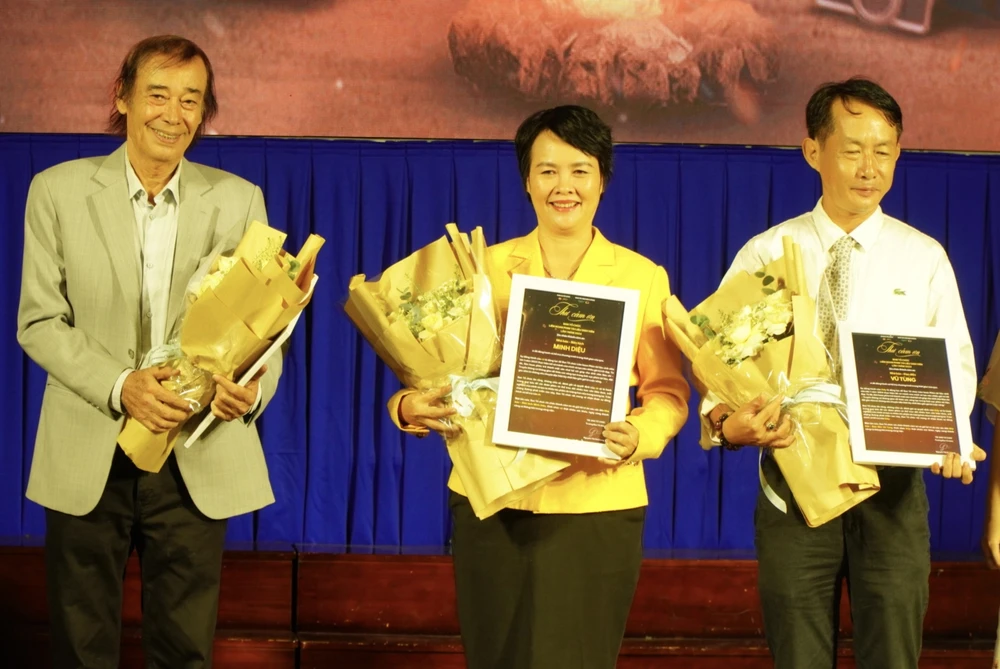 Ảnh 3_ NSND, đạo diễn Đào Bá Sơn; nhà báo, biên kịch Nguyễn Thị Minh Diệu và nhà báo Vũ Tùng (thứ tự lần lượt từ trái qua phải) là Ban Giám khảo đưa ra kết quả đêm LHPTLSV lần 1. Ảnh_.jpg