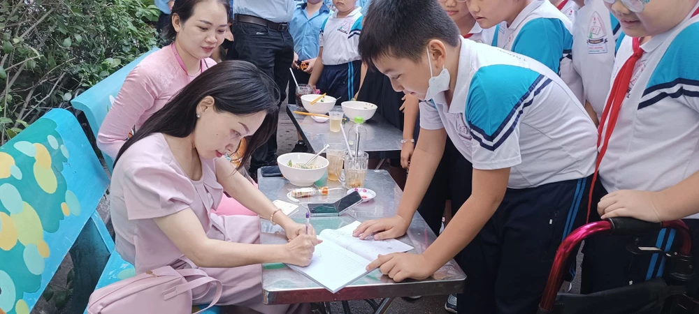 nhà văn trần trà my