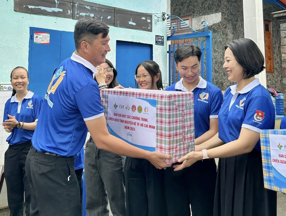 Gia sư áo xanh 2.JPG