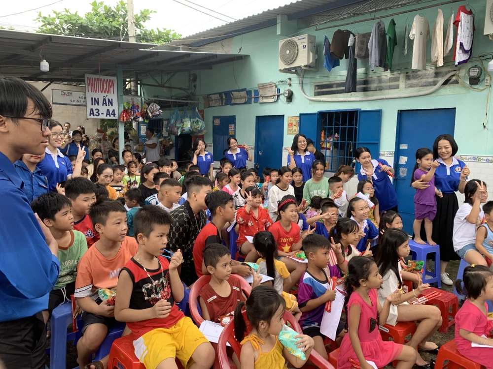 Gia sư áo xanh 3.JPG