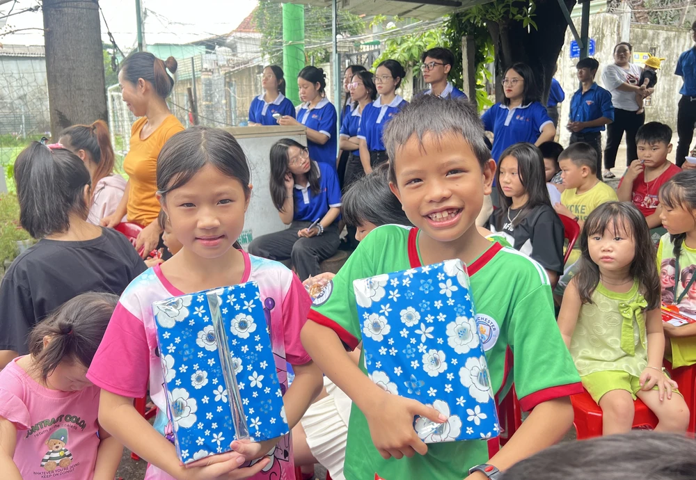 Gia sư áo xanh.JPG