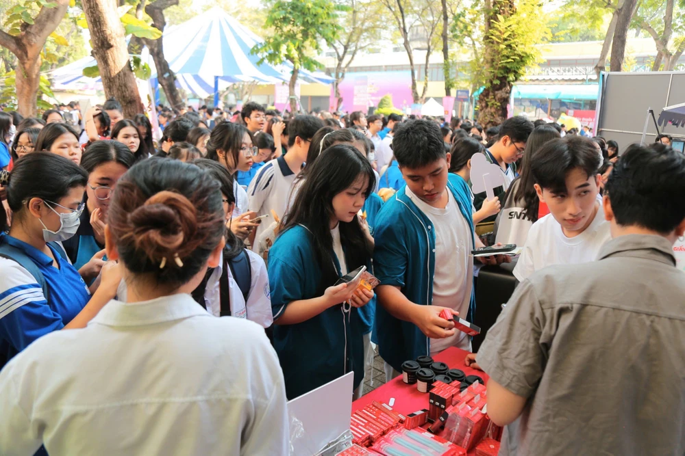 tuyển dụng ảo 1.jpg