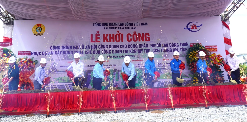 Nghi thức động thổ khởi công dự án.