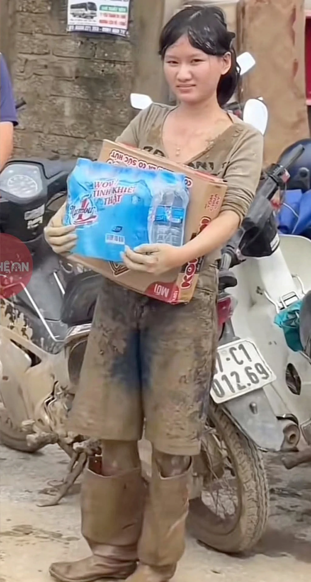 Cô gái lấm lem bùn đất