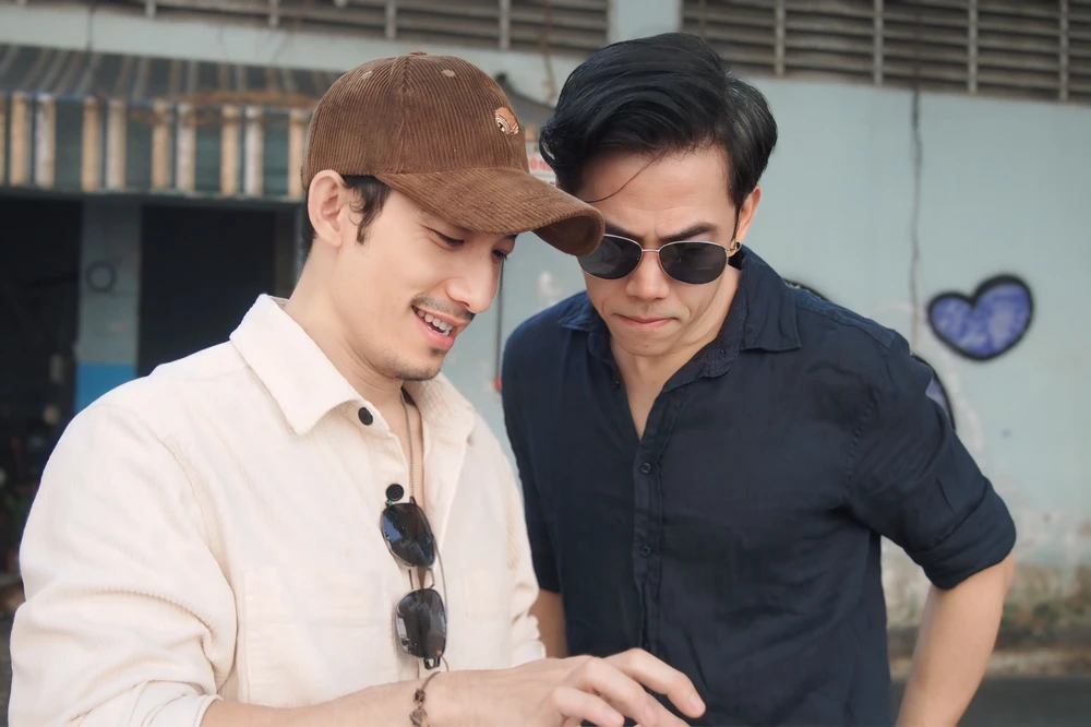 Diễn viên Liên Bỉnh Phát và đạo diễn Leon Lê kết hợp với nhau lần đầu ở phim Song Lang. Sau 8 năm, cả hai tiếp tục kết hợp ăn ý ở Quán Kỳ Nam. Ảnh: LÊ DUYÊN