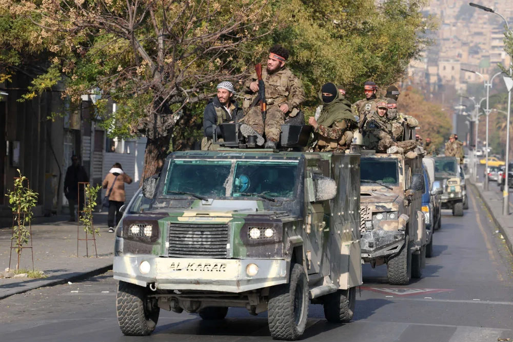 Ông Peskov cũng thông tin vẫn còn quá sớm để nói chắc chắn về tương lai của các căn cứ quân sự của Nga tại Khmeimim và Tartus ở Syria. Tình hình các căn cứ này sẽ phụ thuộc vào các cuộc thảo luận với những nhà lãnh đạo mới của Syria. Trước đó, nguồn tin từ điện Kremlin cho biết, các phe đối lập 'đã đảm bảo an ninh cho các căn cứ quân sự và các cơ quan ngoại giao của Nga trên lãnh thổ Syria'.