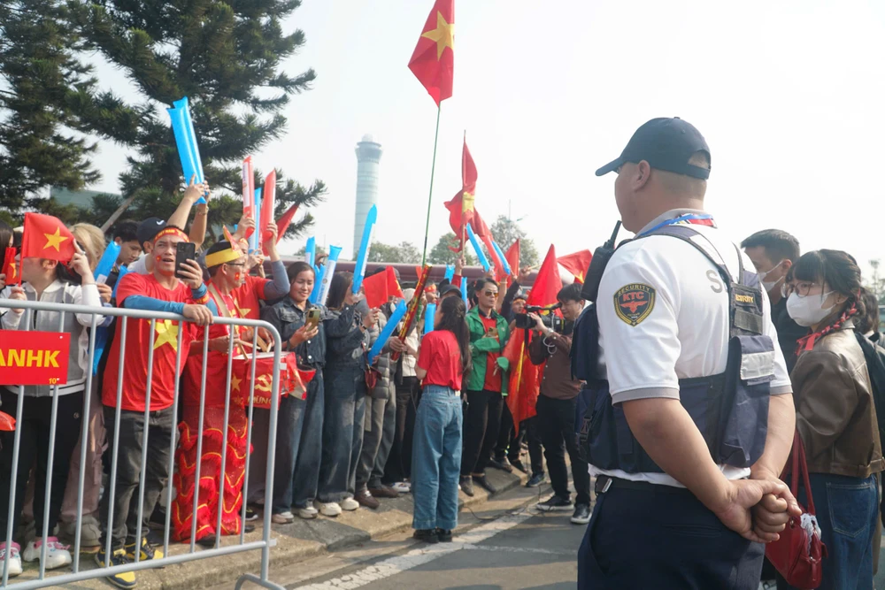 Tại khu vực lối vào Vip của sân bay quốc tế Nội Bài, rất đông khán giả chờ đón đoàn đội tuyển bóng đá Việt Nam về nước.