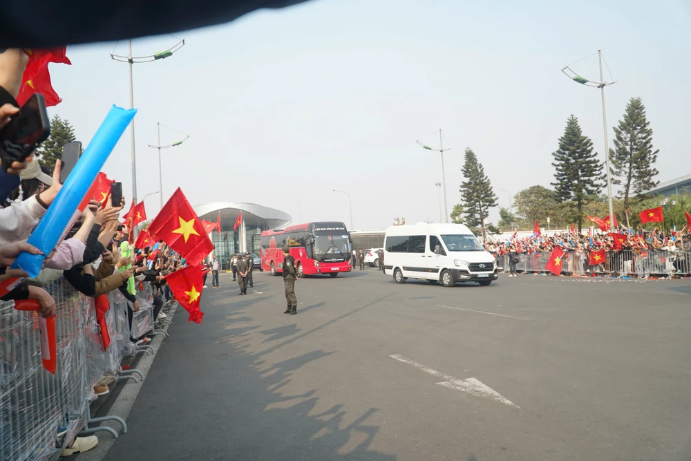 Đúng 15 giờ, đoàn xe chở các cầu thủ của Đội tuyển bóng đá Việt Nam rời khỏi Sân bay Quốc tế Nội Bài.