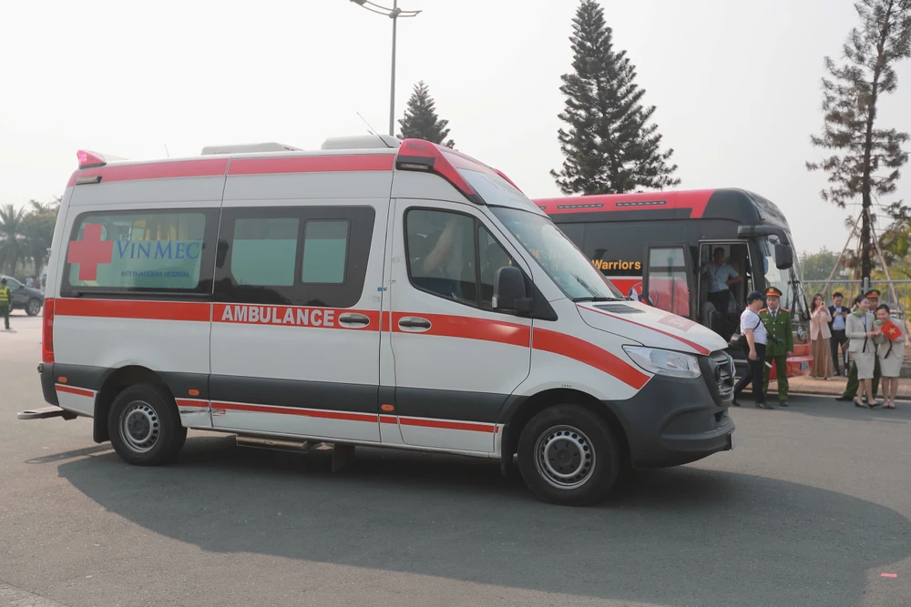 Xe cứu thương chờ sẵn để đón Nguyễn Xuân Son, cầu thủ bị chấn thương nặng trong trận chung kết.
