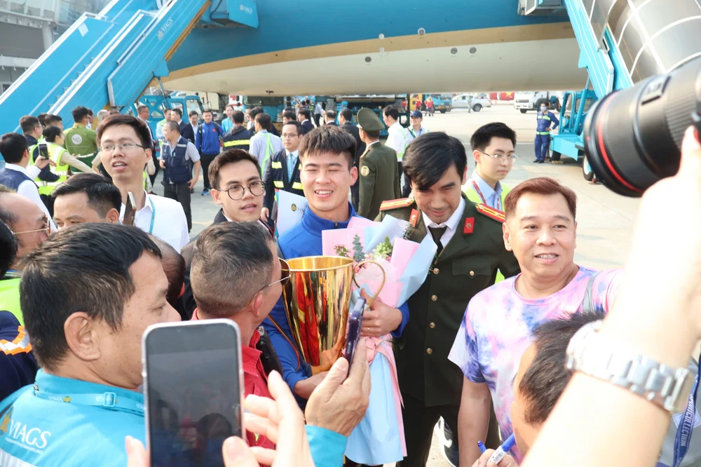 Người hâm mộ tranh thủ chụp hình với các cầu thủ và Cúp vàng.