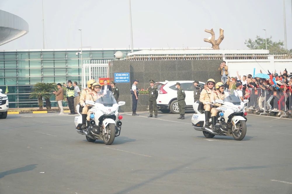 Cảnh sát giao thông dẫn đường cho đoàn xe, nhiều tuyến đường có đoàn xe đi qua bị tạm cấm lưu thông.