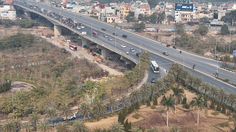 Đoàn xe của Đội tuyển bóng đá Việt Nam qua cầu Nhật Tân.