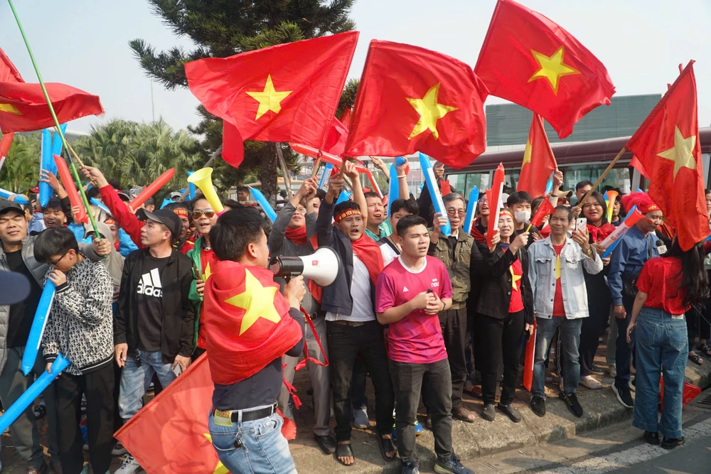 Không khí tại khu vực lối vào của Sân bay Nội Bài mỗi lúc náo nhiệt, các CĐV hò reo, hô vang 'Việt Nam vô địch'