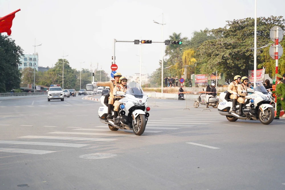 Cảnh sát dẫn đường cho đoàn xe đi qua các tuyến đường dẫn về Văn phòng chính phủ, nơi Thủ tướng Phạm Minh Chính sẽ gặp mặt HLV Kim Sang Sik và các cầu thủ để khen thưởng, biểu dương thành tích của đội tuyển tại ASEAN Cup 2024.