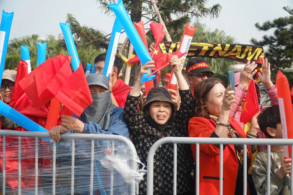 Tất cả đều mang theo cờ, hoa, băng rôn chào mừng các cầu thủ chiến thắng trở về.